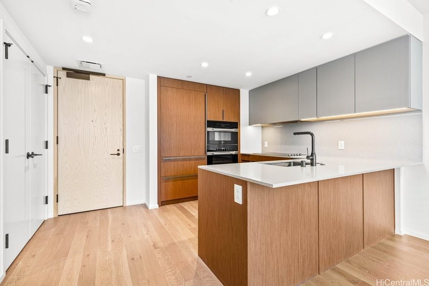 Welcome to Unit 1402 at The Park Ward Village beautifully - photo 7