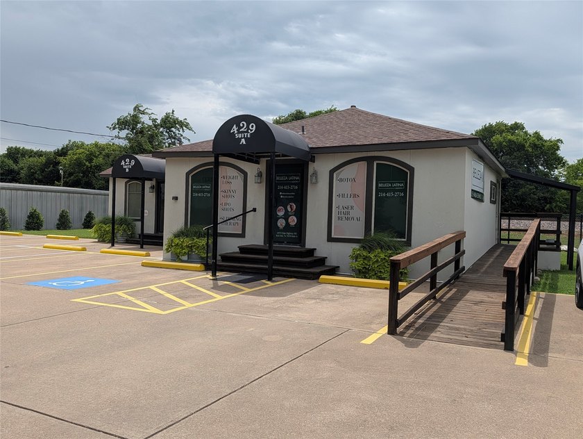 Versatile Commercial Property with Flexible Multi-Tenant or - photo 4