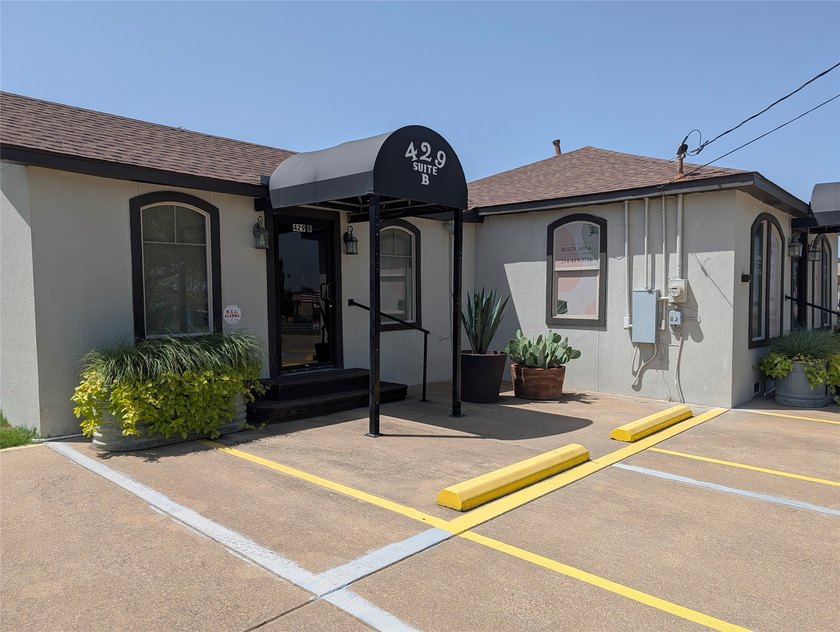 Versatile Commercial Property with Flexible Multi-Tenant or - photo 5