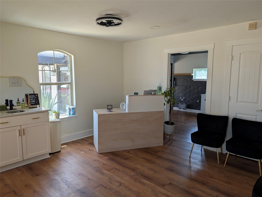 Versatile Commercial Property with Flexible Multi-Tenant or - photo 10