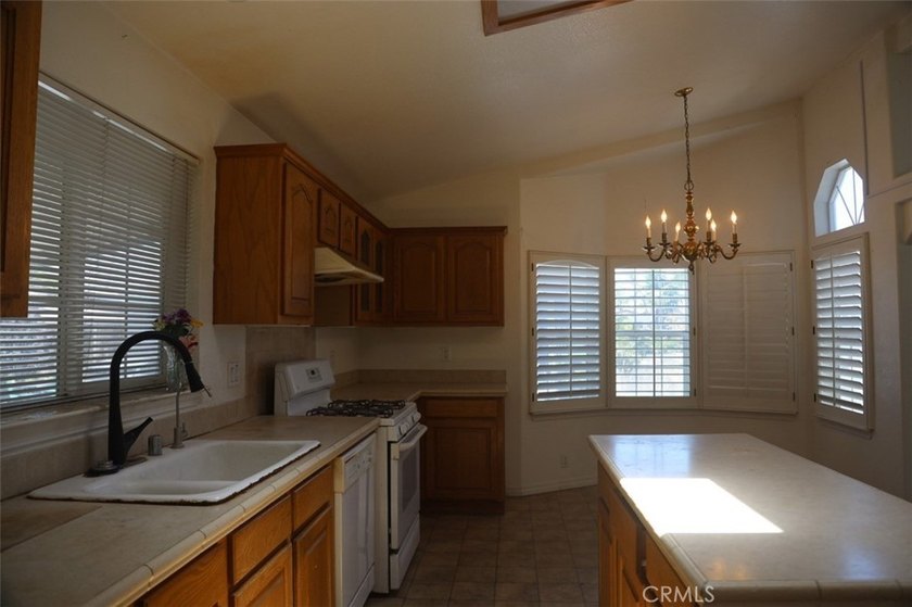 Great opportunity to own a spacious 3-bedroom, 2-bath - photo 21