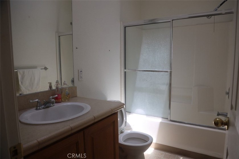 Great opportunity to own a spacious 3-bedroom, 2-bath - photo 33