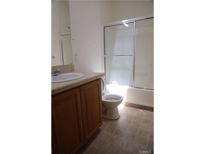 Great opportunity to own a spacious 3-bedroom, 2-bath - photo 34