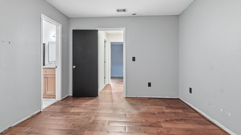 INVESTORS DREAM!!! Home was taken down to studs and rebuilt - photo 37