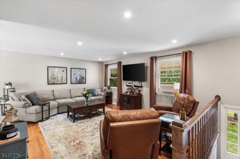 Updated &amp; move-in ready: spacious, well-maintained 4-bedroom - photo 11