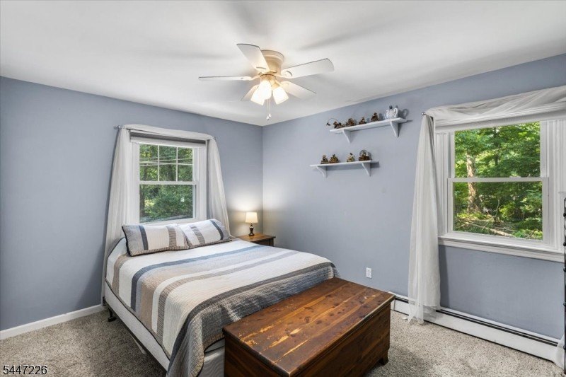 Updated &amp; move-in ready: spacious, well-maintained 4-bedroom - photo 17