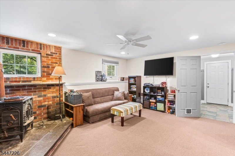 Updated &amp; move-in ready: spacious, well-maintained 4-bedroom - photo 21