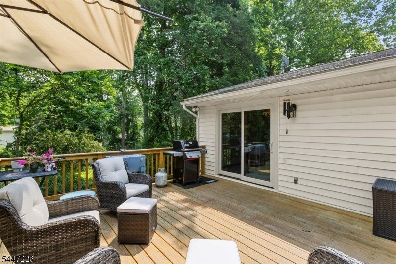Updated &amp; move-in ready: spacious, well-maintained 4-bedroom - photo 30