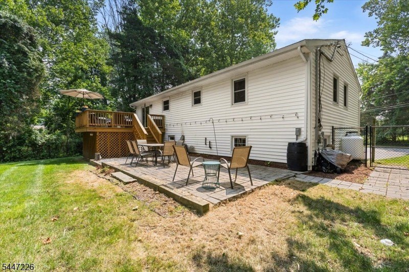 Updated &amp; move-in ready: spacious, well-maintained 4-bedroom - photo 32