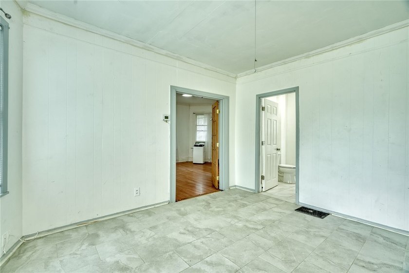 Fantastic opportunity to own a spacious 3-bedroom, 2-bath home - photo 11
