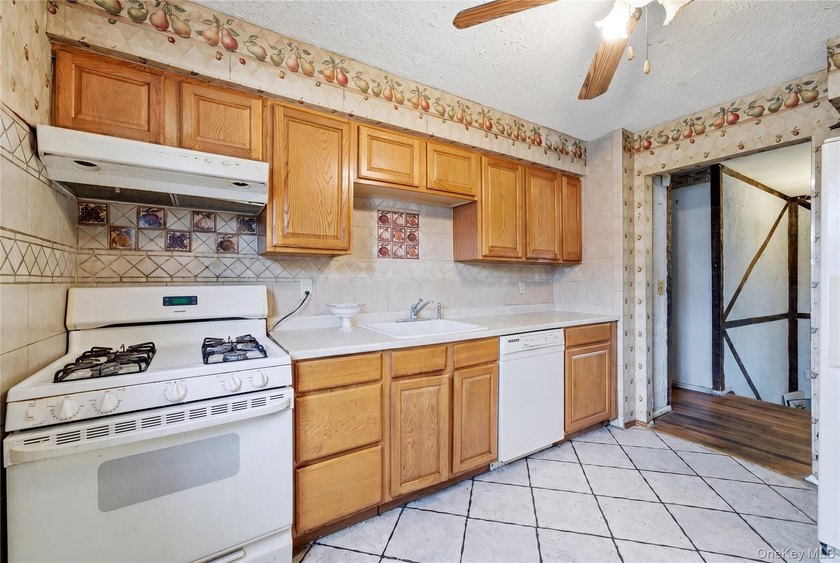 Welcome to this spacious hi-ranch in Bay Shore, offering endless - photo 11