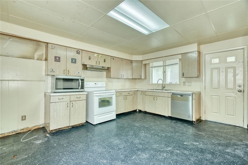 Fantastic opportunity to own a spacious 3-bedroom, 2-bath home - photo 12
