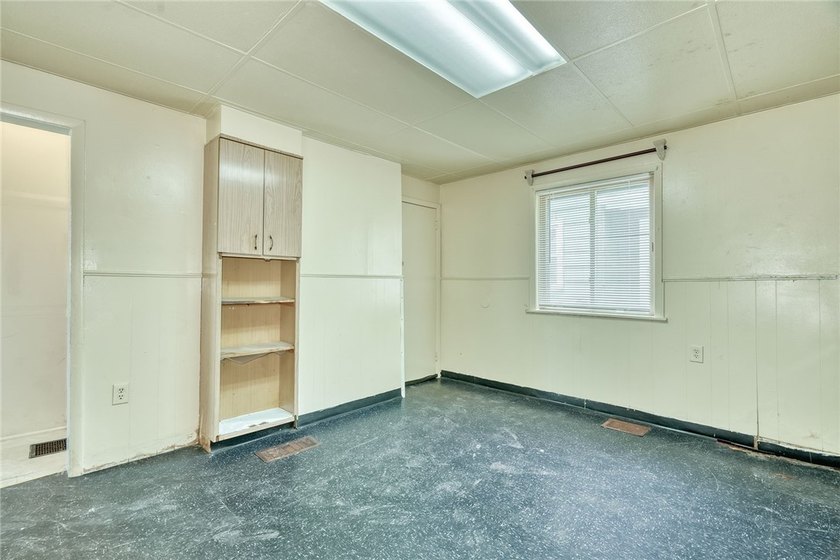 Fantastic opportunity to own a spacious 3-bedroom, 2-bath home - photo 13