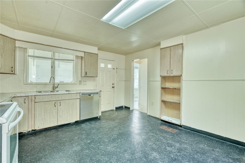 Fantastic opportunity to own a spacious 3-bedroom, 2-bath home - photo 14