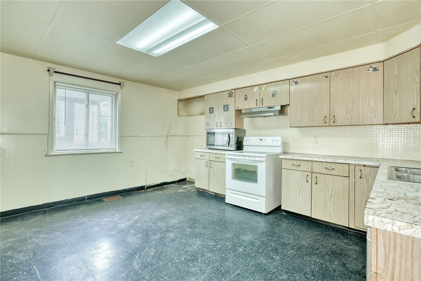 Fantastic opportunity to own a spacious 3-bedroom, 2-bath home - photo 15