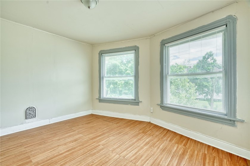 Fantastic opportunity to own a spacious 3-bedroom, 2-bath home - photo 20