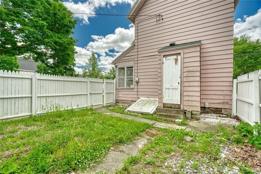 Fantastic opportunity to own a spacious 3-bedroom, 2-bath home - photo 29