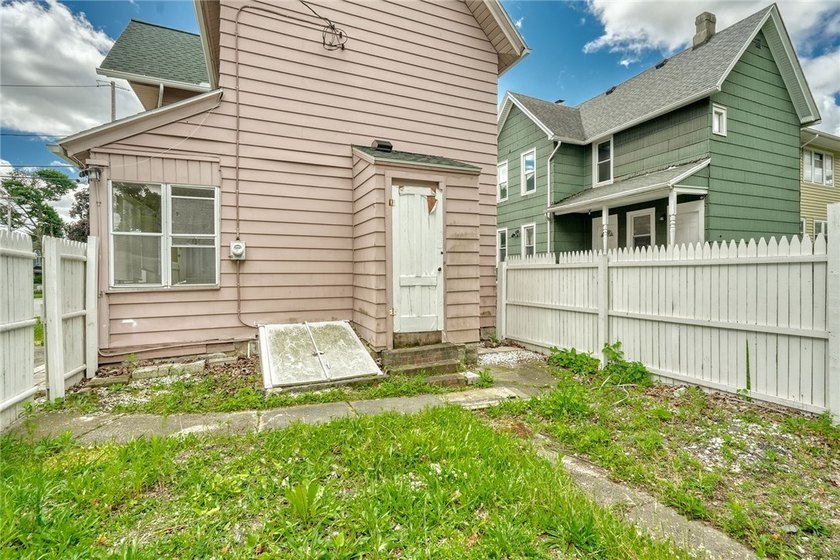 Fantastic opportunity to own a spacious 3-bedroom, 2-bath home - photo 30
