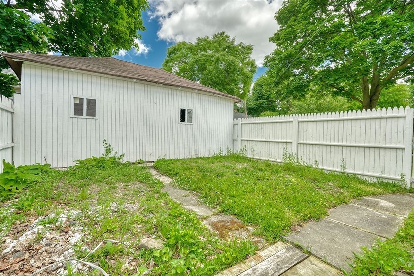 Fantastic opportunity to own a spacious 3-bedroom, 2-bath home - photo 31