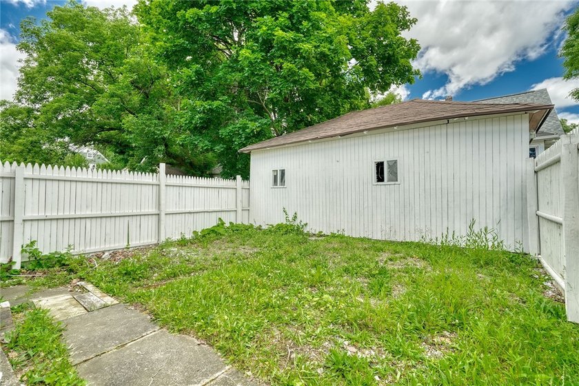 Fantastic opportunity to own a spacious 3-bedroom, 2-bath home - photo 32