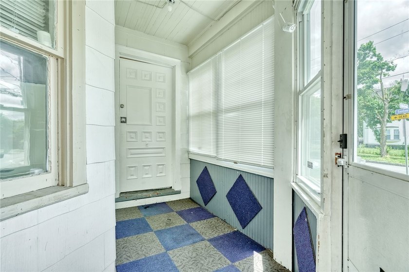 Fantastic opportunity to own a spacious 3-bedroom, 2-bath home - photo 33
