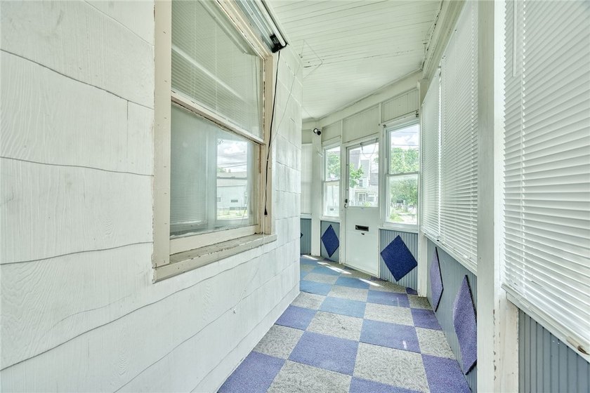 Fantastic opportunity to own a spacious 3-bedroom, 2-bath home - photo 35