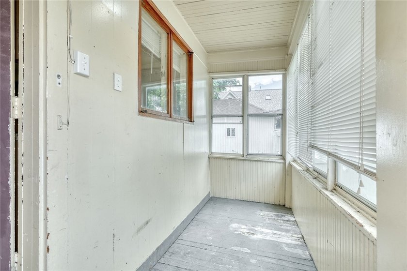 Fantastic opportunity to own a spacious 3-bedroom, 2-bath home - photo 36