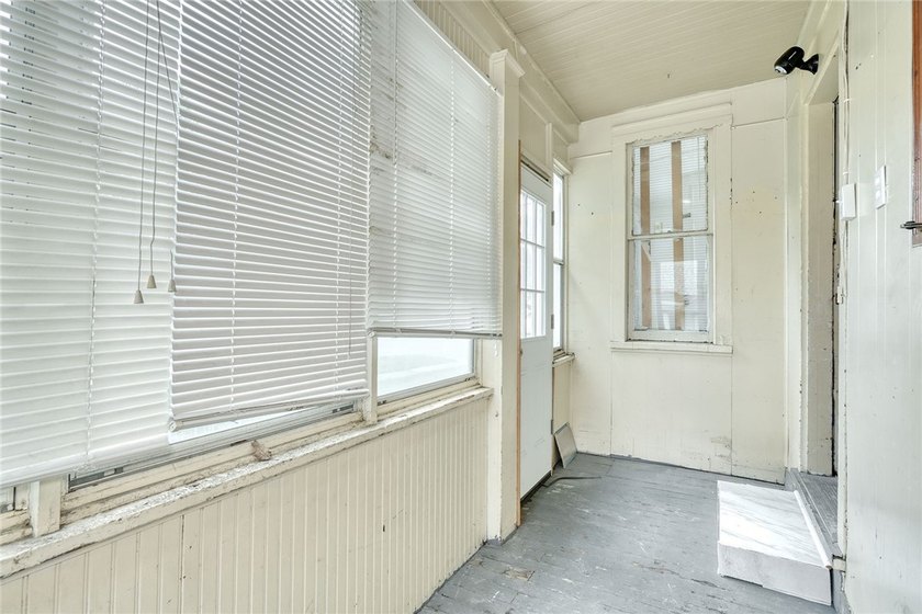 Fantastic opportunity to own a spacious 3-bedroom, 2-bath home - photo 37
