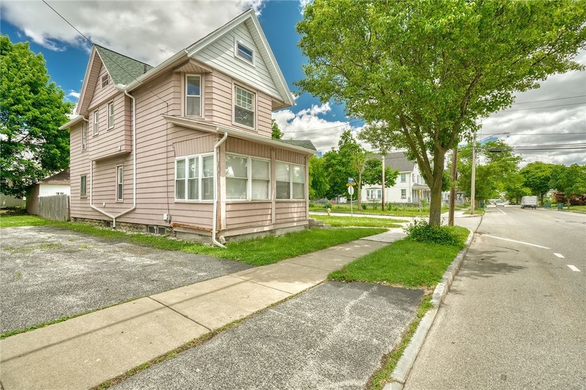 Fantastic opportunity to own a spacious 3-bedroom, 2-bath home - photo 39