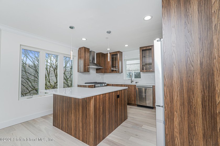 Luxury New Construction in Grymes Hill Introducing a newly - photo 11