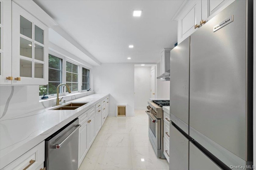 Welcome to this beautifully renovated Tudor, ideally located in - photo 17