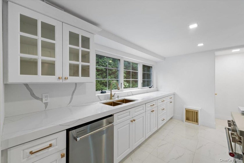 Welcome to this beautifully renovated Tudor, ideally located in - photo 19