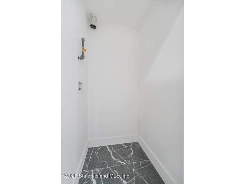 Luxury New Construction in Grymes Hill Introducing a newly - photo 32