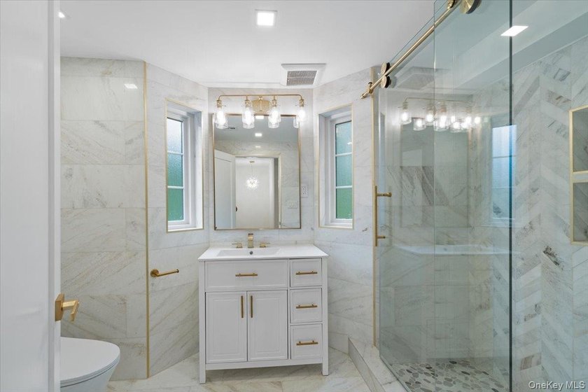 Welcome to this beautifully renovated Tudor, ideally located in - photo 34