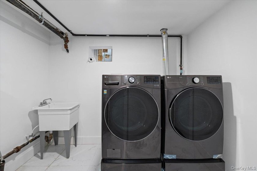 Welcome to this beautifully renovated Tudor, ideally located in - photo 41