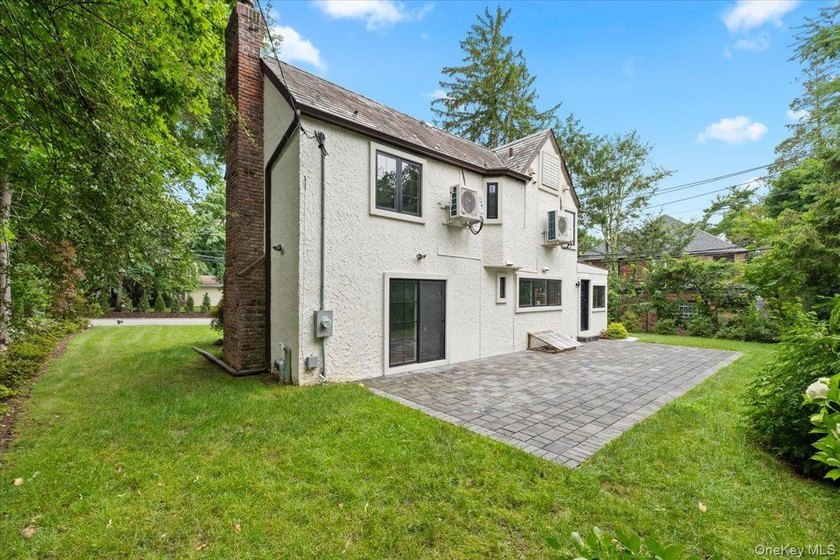 Welcome to this beautifully renovated Tudor, ideally located in - photo 42