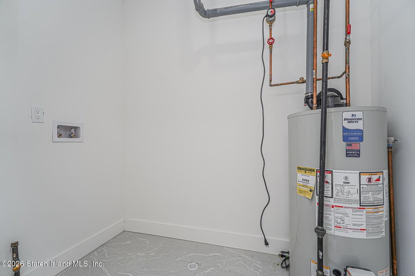Luxury New Construction in Grymes Hill Introducing a newly - photo 44