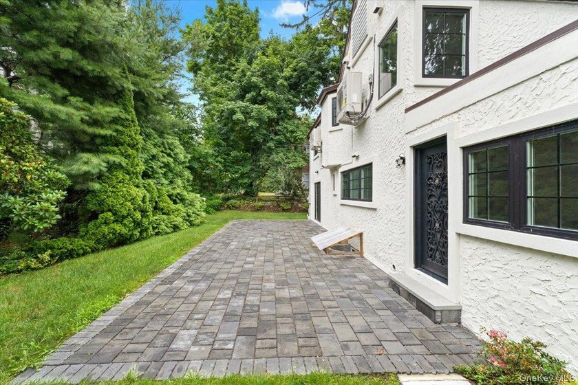 Welcome to this beautifully renovated Tudor, ideally located in - photo 45