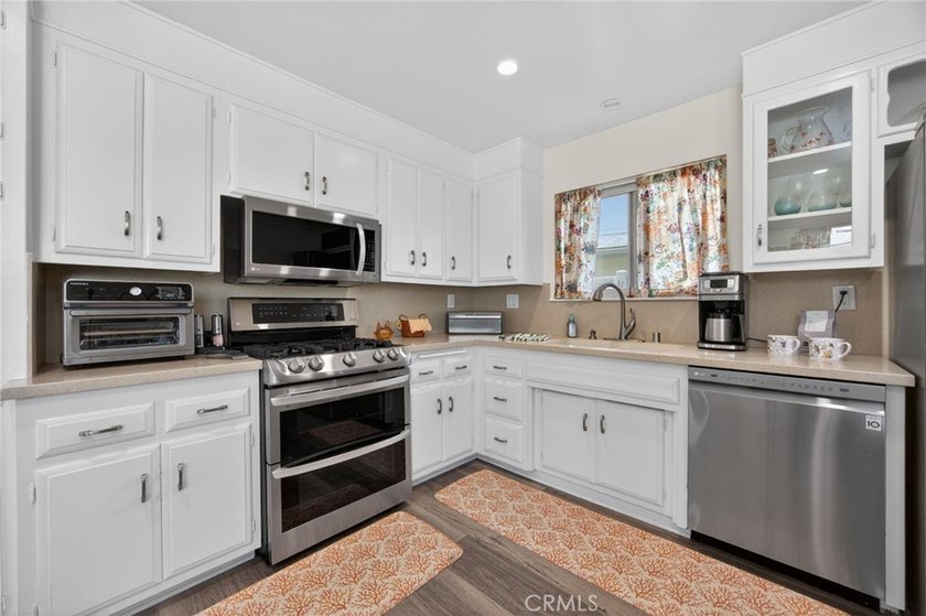 55+ Coastal Living at its best in Hueneme Bay! 3 Bedroom 3 - photo 10