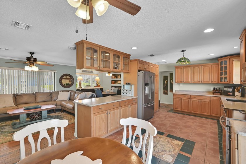 Welcome to this charming 3-bedroom, 2-bathroom single-family - photo 18