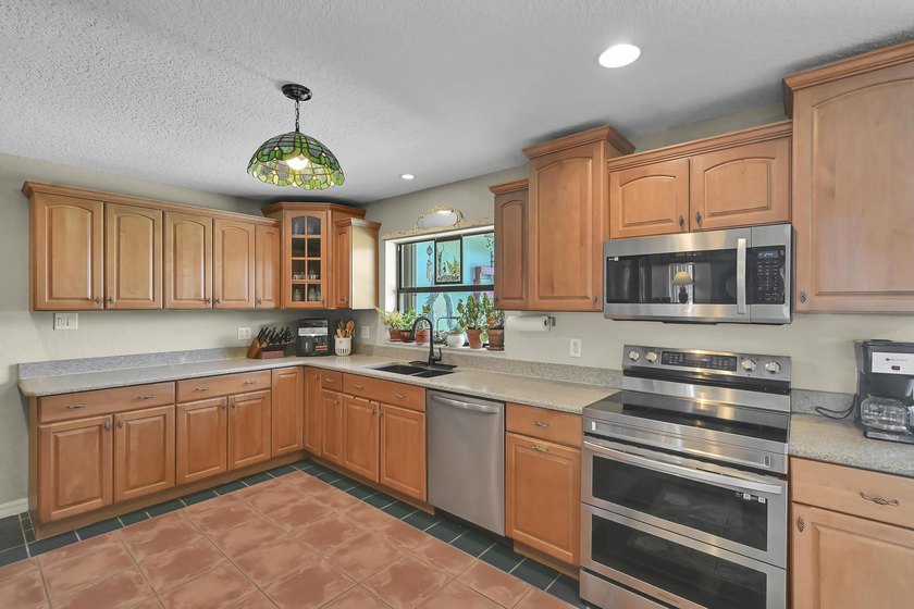 Welcome to this charming 3-bedroom, 2-bathroom single-family - photo 21