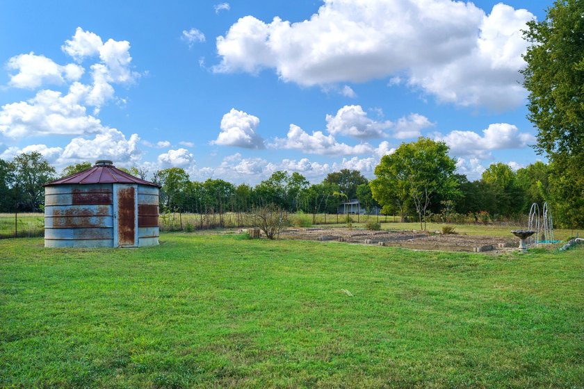 Discover this park-like sanctuary on 6.69 acres with no HOA - photo 31