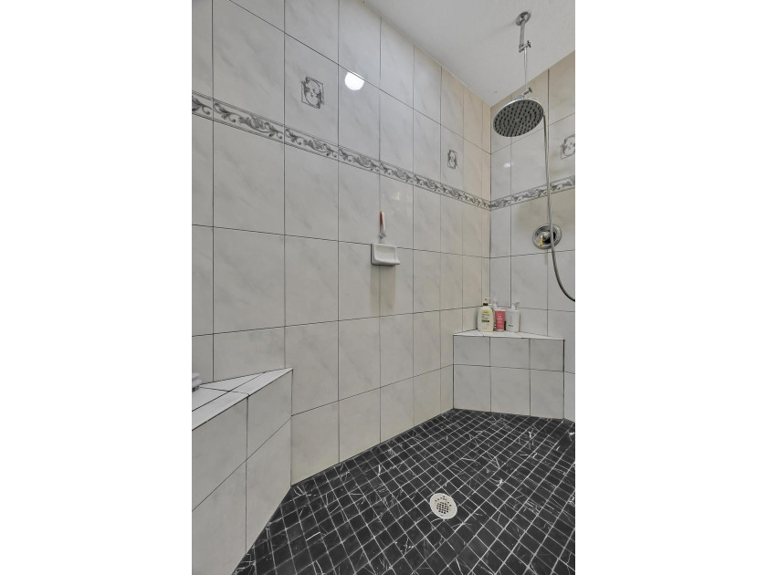 Welcome to this charming 3-bedroom, 2-bathroom single-family - photo 32