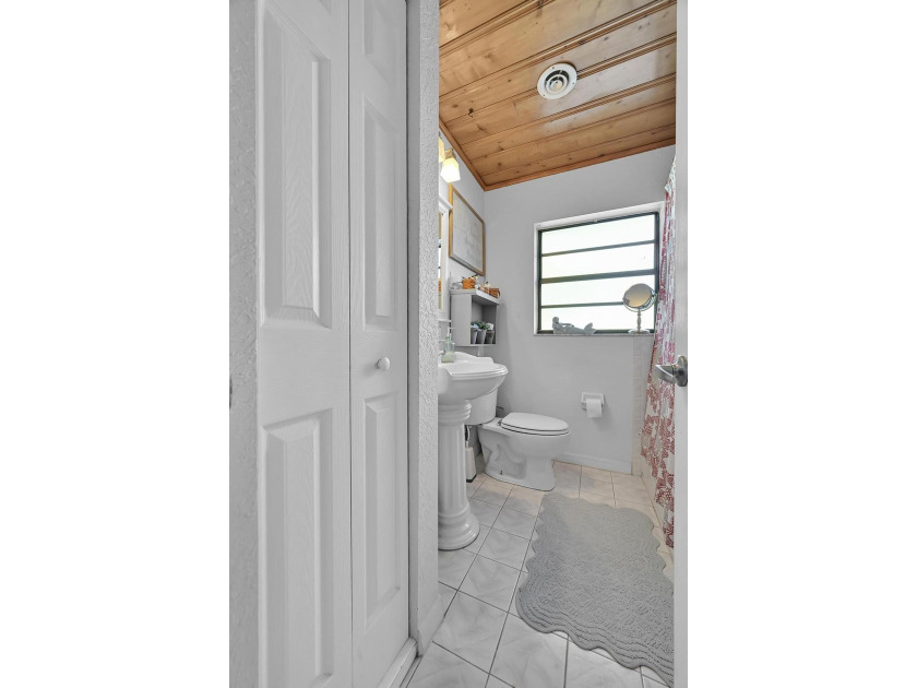 Welcome to this charming 3-bedroom, 2-bathroom single-family - photo 36