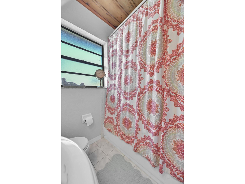 Welcome to this charming 3-bedroom, 2-bathroom single-family - photo 37