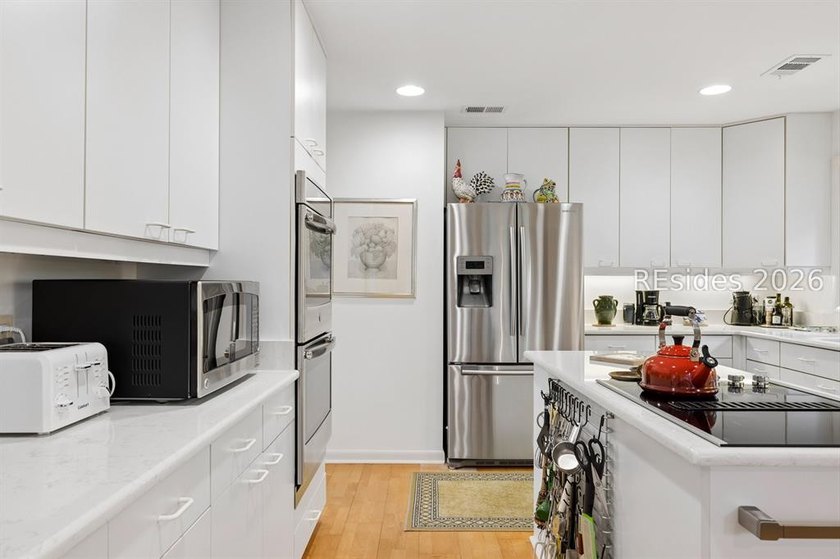 Pristine, thoughtfully updated residence with Sams Point Pond - photo 22
