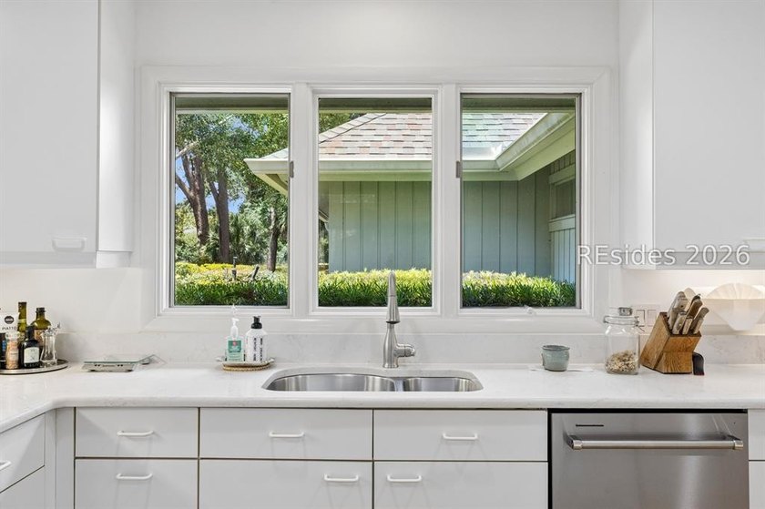 Pristine, thoughtfully updated residence with Sams Point Pond - photo 23