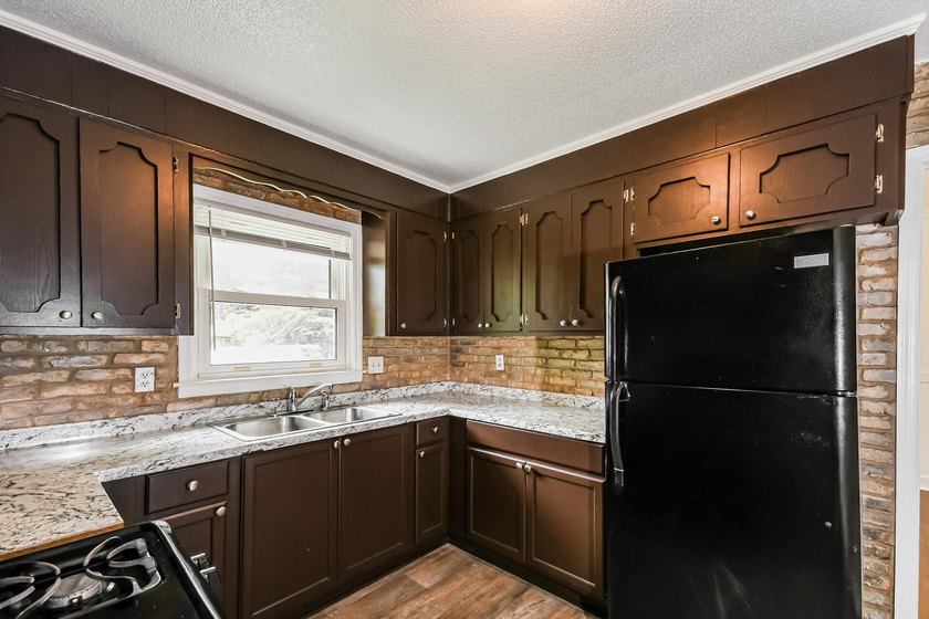 Charming brick ranch in desirable Northwoods Estates featuring - photo 3