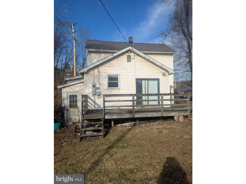 INVESTOR ALERT! Brand NEW Roof! This home could be great for a - photo 3
