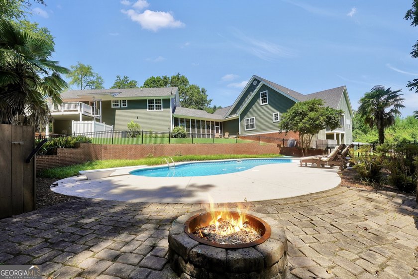 Welcome to your own beautiful estate, where luxury, cozy comfort - photo 11